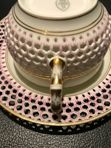 セーブル（sevres）透かし技術を使ったポンパドールピンクと金彩のカップ＆ソーサー