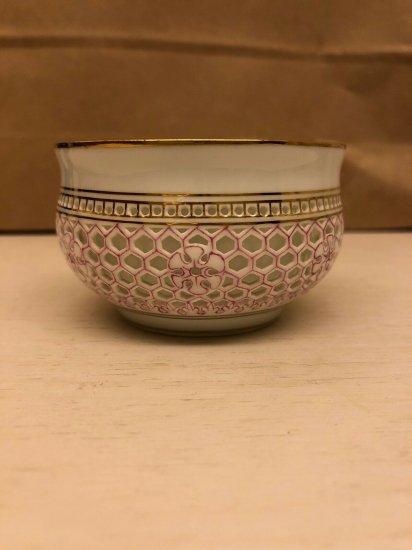 セーブル（sevres）透かし技術を使ったポンパドールピンクと金彩のカップ＆ソーサー