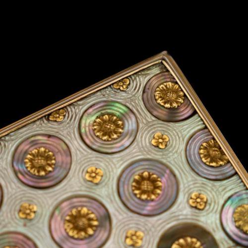アンティーク　18世紀　フランス18K　真珠層飾り付きかぎ煙草入れc1750