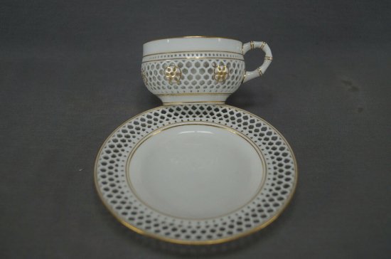 セーブル SEVRES 網目模様二層作り　白と金のカップ＆ソーサー 1878-1882年代
