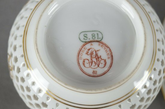 セーブル SEVRES 網目模様二層作り　白と金のカップ＆ソーサー 1878-1882年代