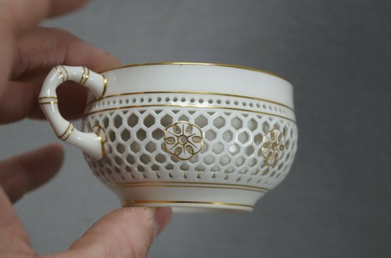 セーブル SEVRES 網目模様二層作り　白と金のカップ＆ソーサー 1878-1882年代