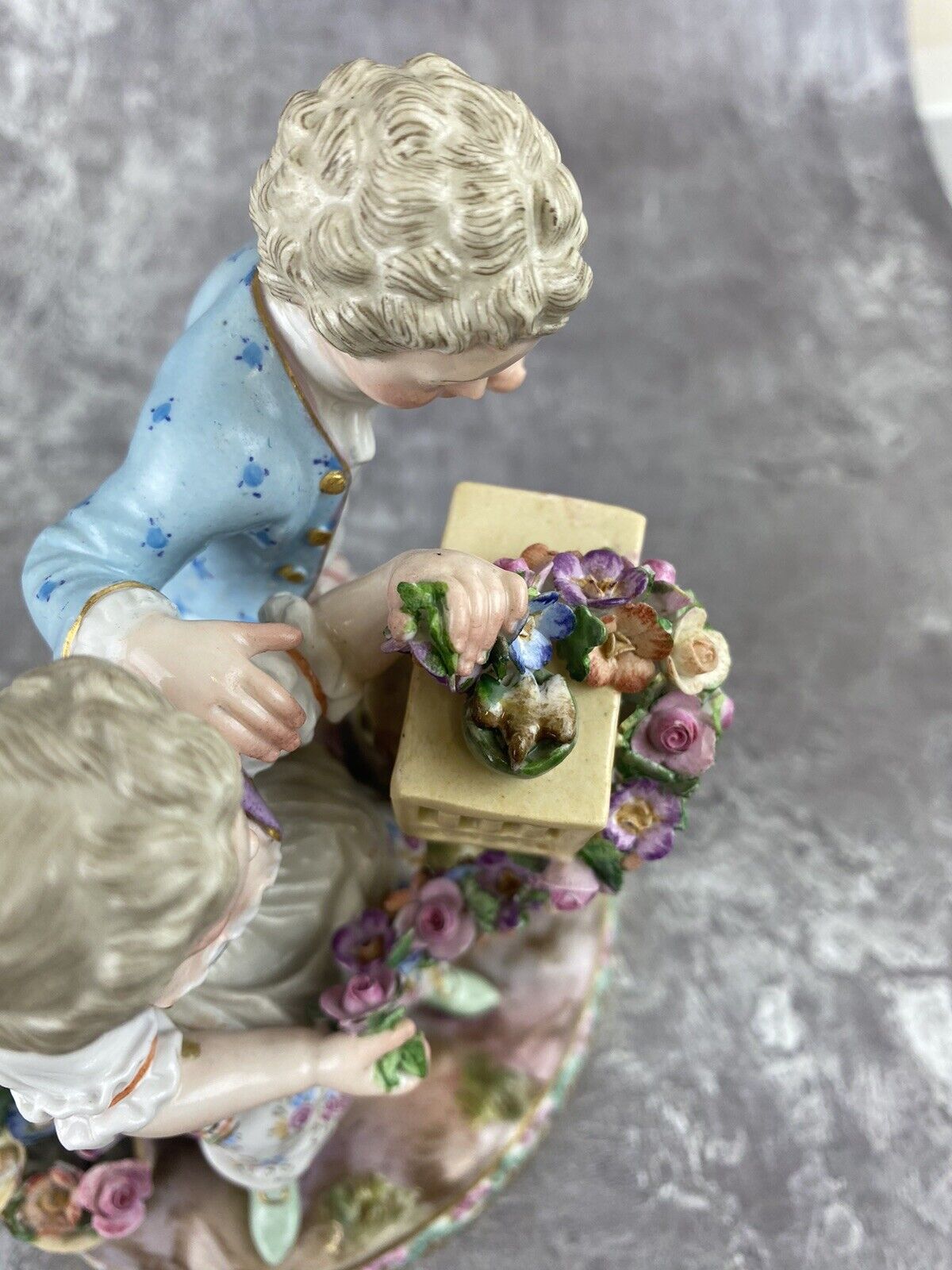 マイセン人形（フィギュリン） 寓意シリーズ 『春』 庭師の子供たち – アンティークテーブルウェア