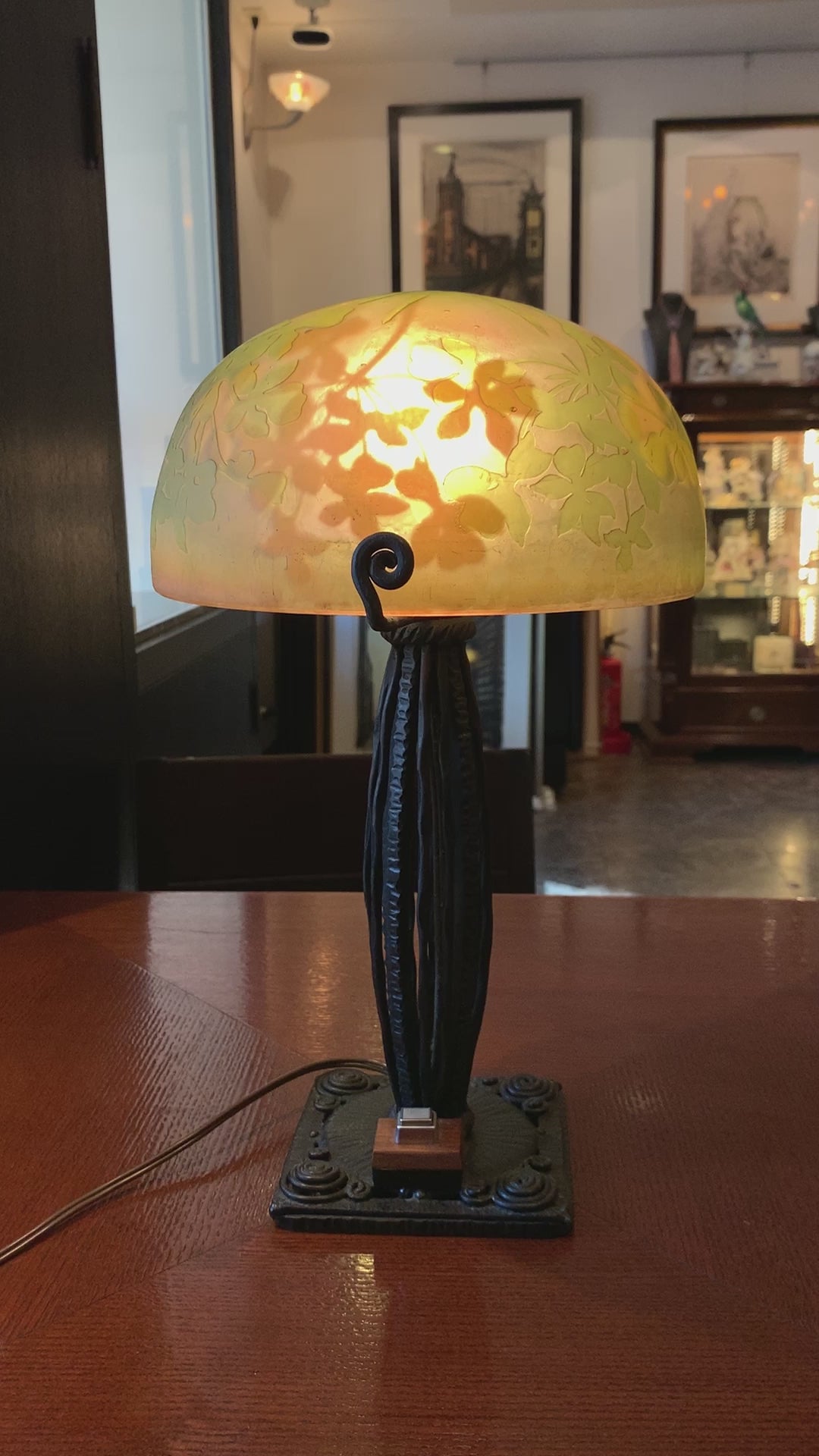 エミールガレ　シュガーパインの葉のアンティークテーブルランプ（アールヌーボー時代）