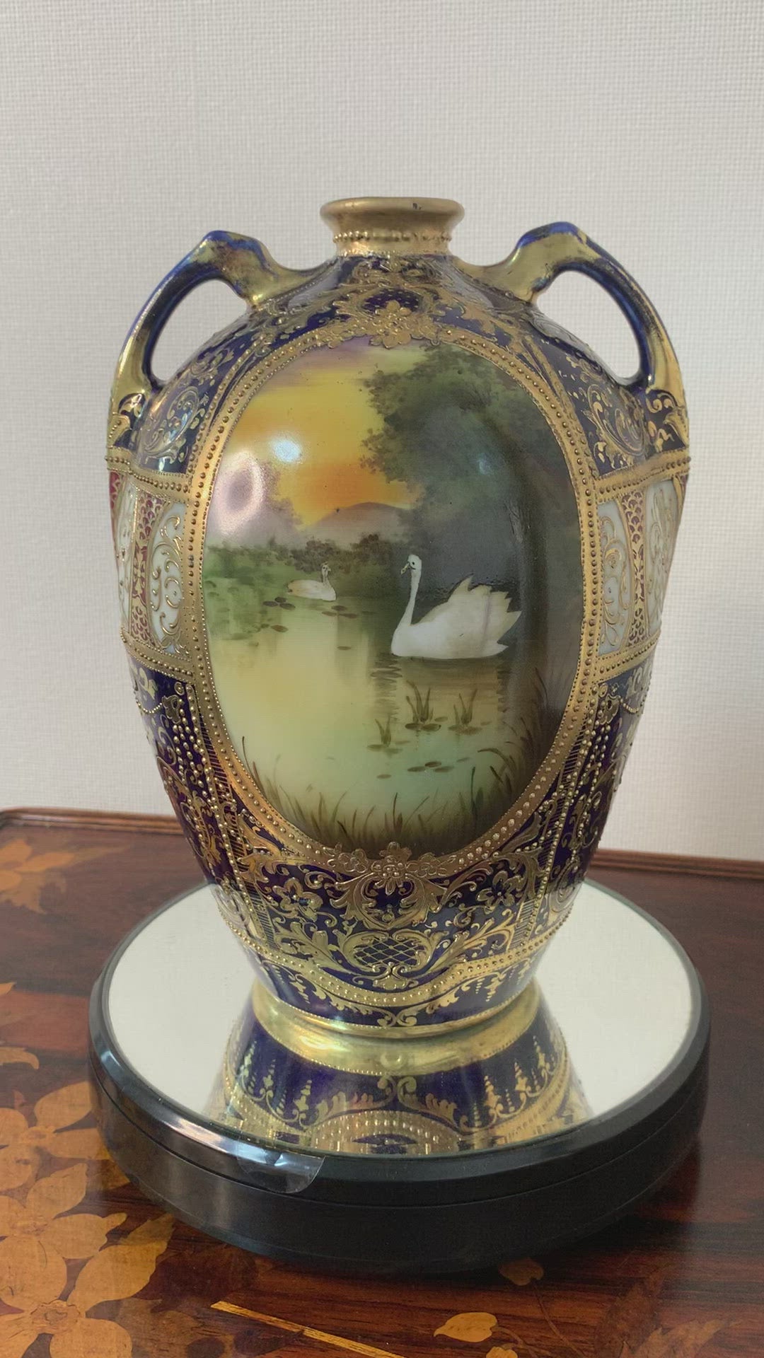 オールドノリタケ　コバルト地にスワン「白鳥」が描かれた花瓶