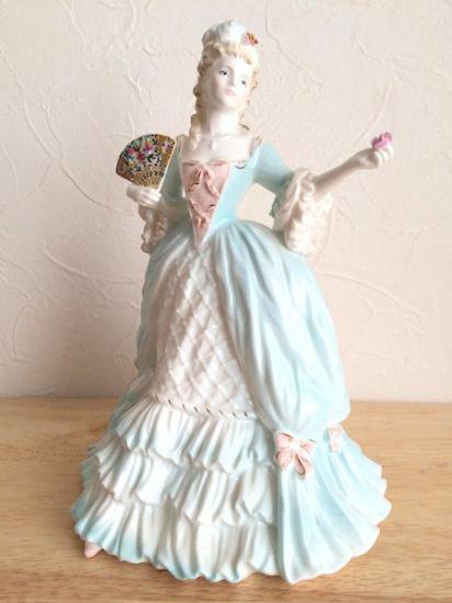 コールポート（coalport）マリーアントワネットの陶磁器人形（フィギュリン）