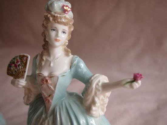 コールポート（coalport）マリーアントワネットの陶磁器人形（フィギュ