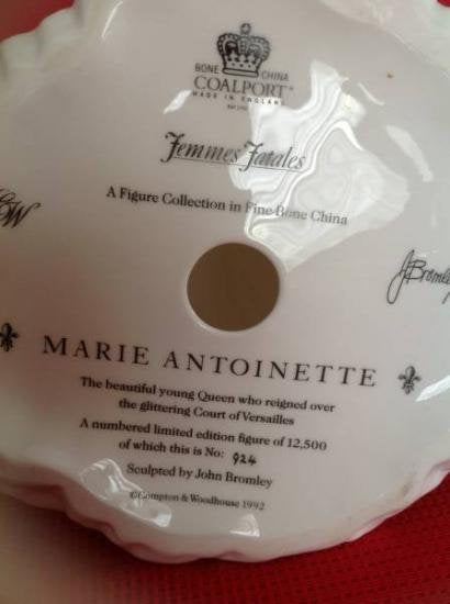 コールポート（coalport）マリーアントワネットの陶磁器人形（フィギュリン）