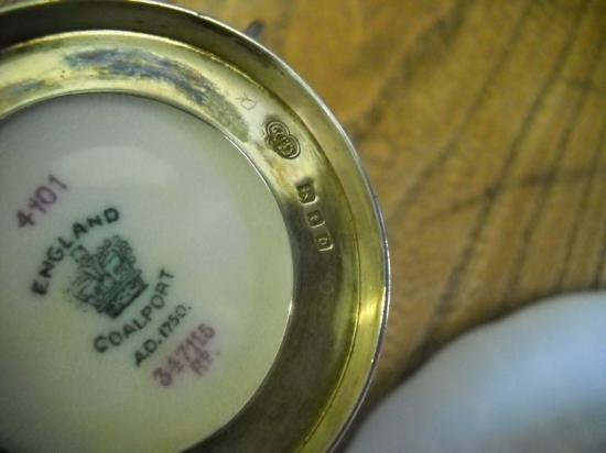 ０５６　コールポート　純銀ロココ紋ホルダー　金彩カップ＆ソーサー