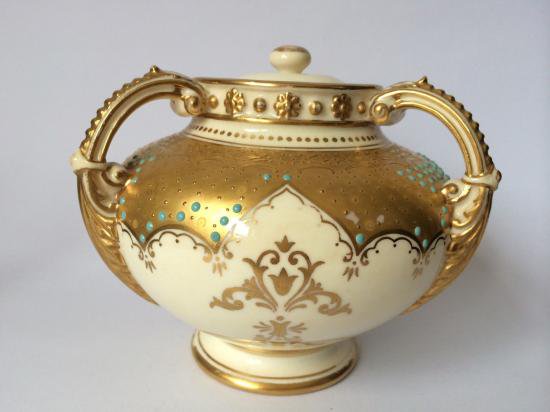 １０８　トルコ石ジュール飾り付きつぼ（蓋つき）