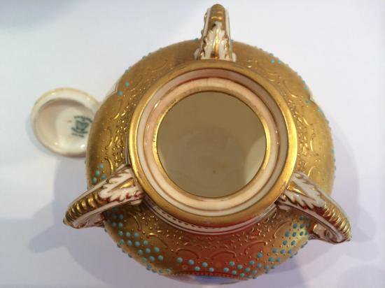１０８　トルコ石ジュール飾り付きつぼ（蓋つき）