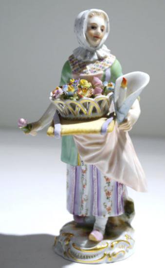 ろうそくを手にした街頭の花売り　19世紀後半ポーセリン人形