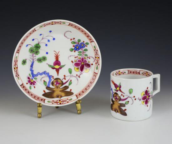 ００６　ティーカップ＆ソーサーセット(岩と鳥の模様/ハープ型のハンドル)19世紀の作品