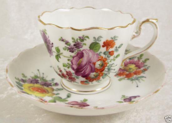 ０３０　マイセン meissen　３つ花のカップ＆ソーサー(紫、オレンジ、黄色の花の絵柄)