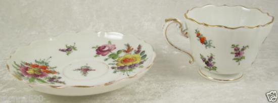 ０３０　マイセン meissen　３つ花のカップ＆ソーサー(紫、オレンジ、黄色の花の絵柄)