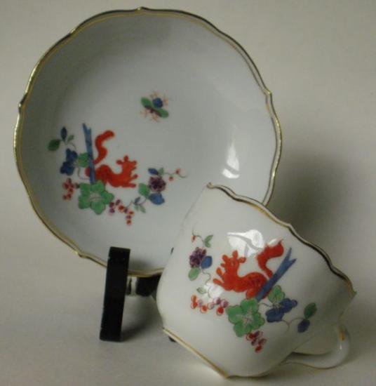 ０６４　マイセン meissen シノワズリのデミタスカップ＆ソーサー(赤いリス、青竹、花の絵柄)