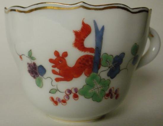０６４　マイセン meissen シノワズリのデミタスカップ＆ソーサー(赤いリス、青竹、花の絵柄)