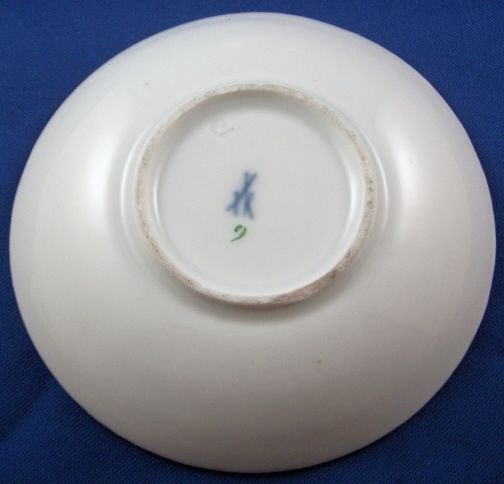 ０８２　マイセン meissen　カップ＆ソーサー(ゴールドの地色に天使の絵柄)