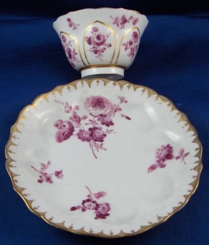 ０９３　マイセン meissen 小窓に描かれたダリアのカップ＆ソーサー(赤紫の花柄＆ゴールド)１８世紀半ばの作品