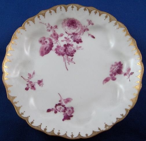 ０９３　マイセン meissen 小窓に描かれたダリアのカップ＆ソーサー(赤紫の花柄＆ゴールド)１８世紀半ばの作品