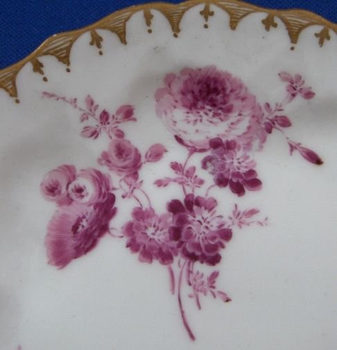 ０９３　マイセン meissen 小窓に描かれたダリアのカップ＆ソーサー(赤紫の花柄＆ゴールド)１８世紀半ばの作品