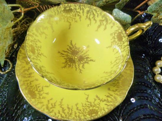 ０８２　EMBASSYパターンのティーカップアンドソーサー