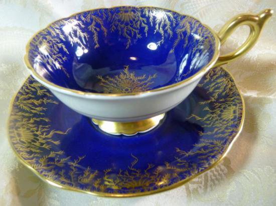 ０７３　アンティーク　ロイヤルブルーのティーカップアンドソーサー