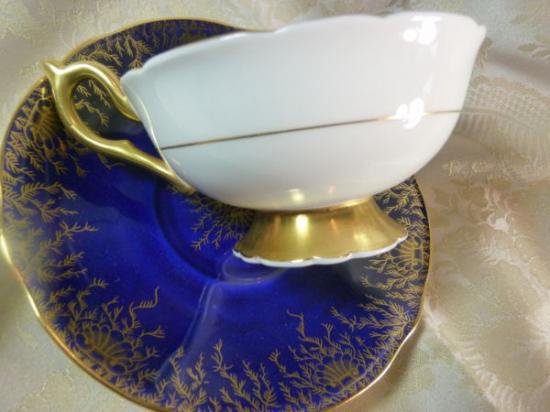 ０７３　アンティーク　ロイヤルブルーのティーカップアンドソーサー