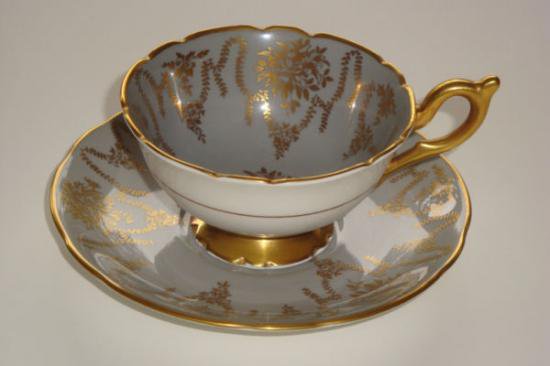コールポート　ゴールドの葉柄とバラの花冠模様　グレーのカップアンドソーサー