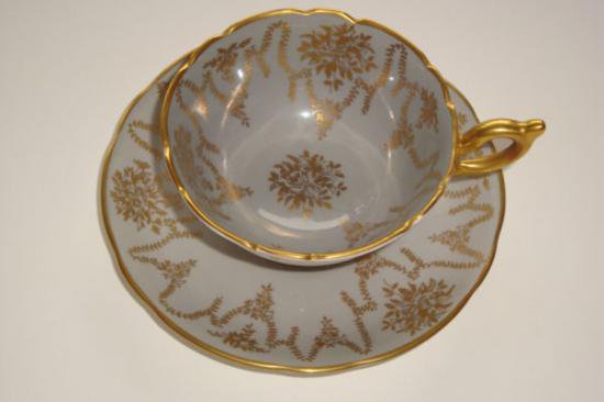 コールポート　ゴールドの葉柄とバラの花冠模様　グレーのカップアンドソーサー