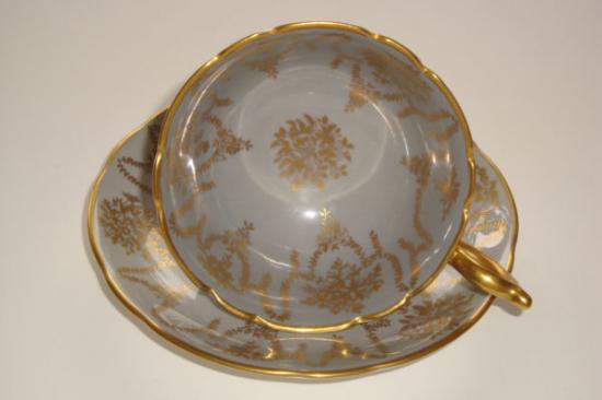 コールポート　ゴールドの葉柄とバラの花冠模様　グレーのカップアンドソーサー