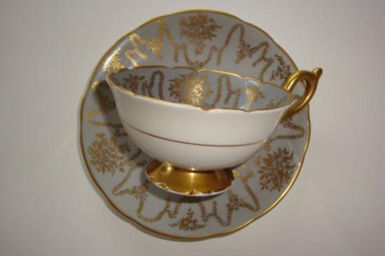 コールポート　ゴールドの葉柄とバラの花冠模様　グレーのカップアンドソーサー