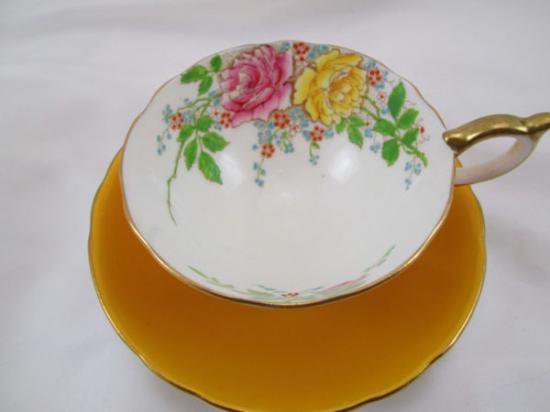 ００９　エインズレイ　ピンクと黄色のバラ　ティーカップ&ソーサー