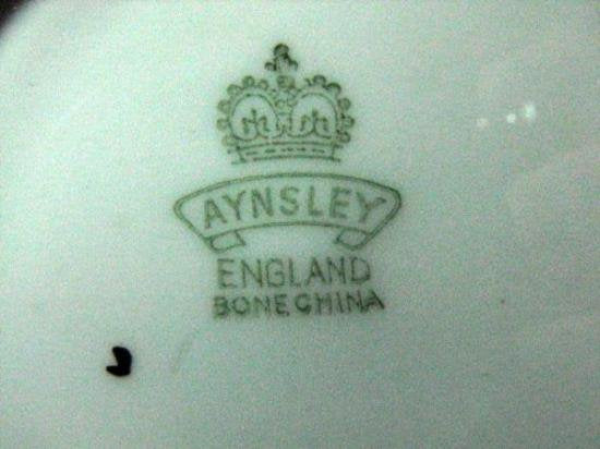 ０１１　エインズレイ　バラの絵柄　コルセット型のカップ&ソーサー