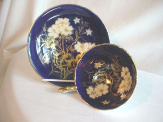 ０１２　エインズレイ　コバルトブルー/クリーム/ゴールドにゼラニウムの絵柄　カップ&ソーサー