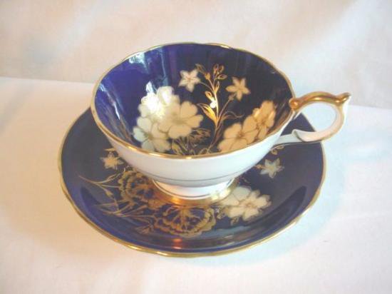 ０１２　エインズレイ　コバルトブルー/クリーム/ゴールドにゼラニウムの絵柄　カップ&ソーサー