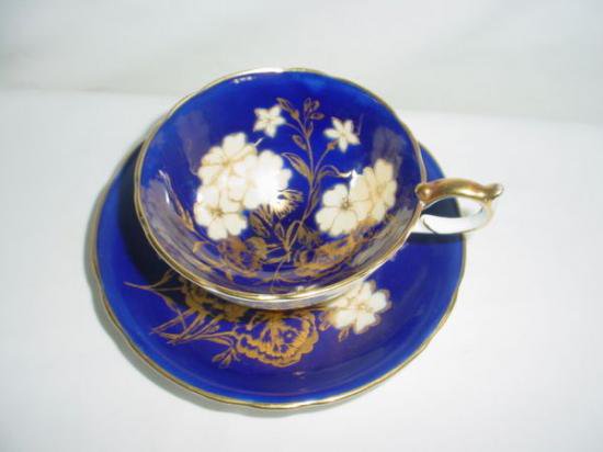 ０１２　エインズレイ　コバルトブルー/クリーム/ゴールドにゼラニウムの絵柄　カップ&ソーサー