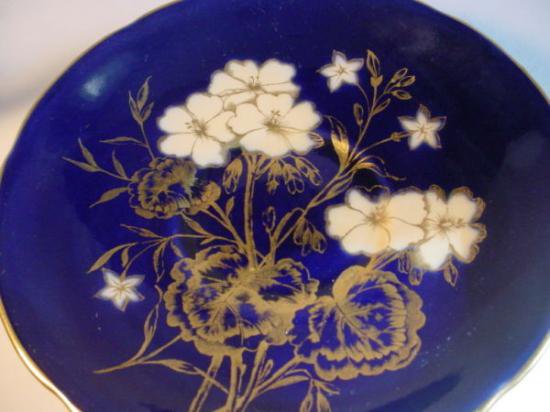 ０１２　エインズレイ　コバルトブルー/クリーム/ゴールドにゼラニウムの絵柄　カップ&ソーサー