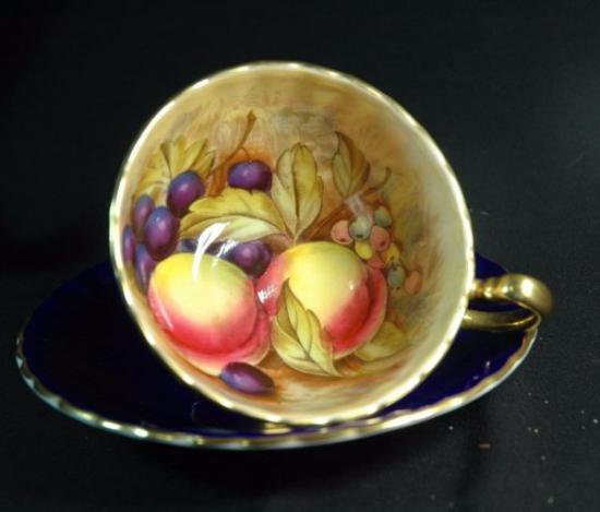 ０１４　エインズレイ　果物の絵柄(コバルトブルー＆ゴールド)　カップ&ソーサー