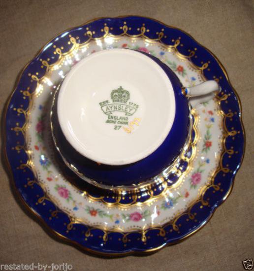 ０１７　エインズレイ　ロイヤルブルーにピンクのバラ　カップ&ソーサー