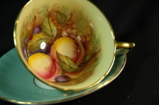 ０２１　エインズレイ　カップ&ソーサー(果物の絵柄　グリーン)