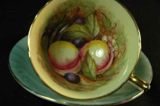 ０２１　エインズレイ　カップ&ソーサー(果物の絵柄　グリーン)