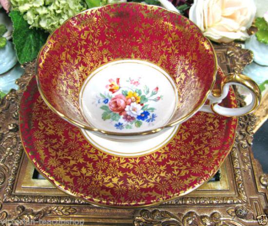 ０２２　エインズレイ　ティーカップ&ソーサー(赤色にゴールドの模様)