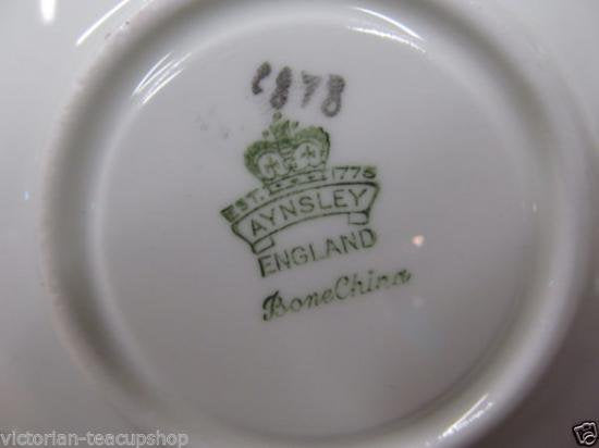 ０２２　エインズレイ　ティーカップ&ソーサー(赤色にゴールドの模様)