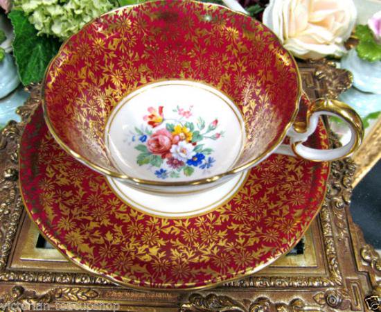 ０２２　エインズレイ　ティーカップ&ソーサー(赤色にゴールドの模様)