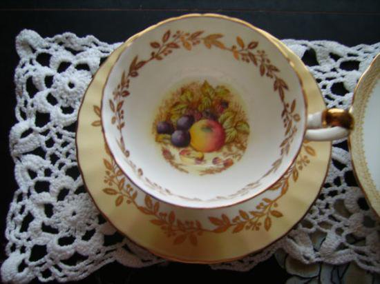 ０２５　エインズレイ　ティーカップ&ソーサー(果物の絵柄　イエロー)