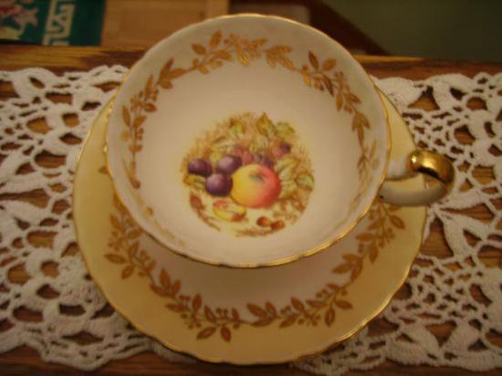 ０２５　エインズレイ　ティーカップ&ソーサー(果物の絵柄　イエロー)