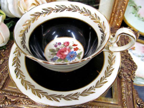 ０２６　エインズレイ　ティーカップ&ソーサー(花柄　ブラック　ゴールドのリース模様)