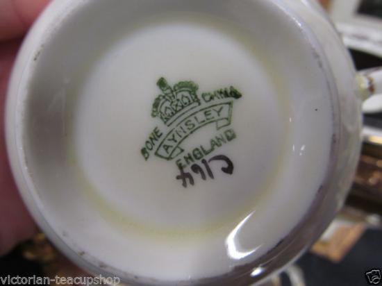 ０２６　エインズレイ　ティーカップ&ソーサー(花柄　ブラック　ゴールドのリース模様)