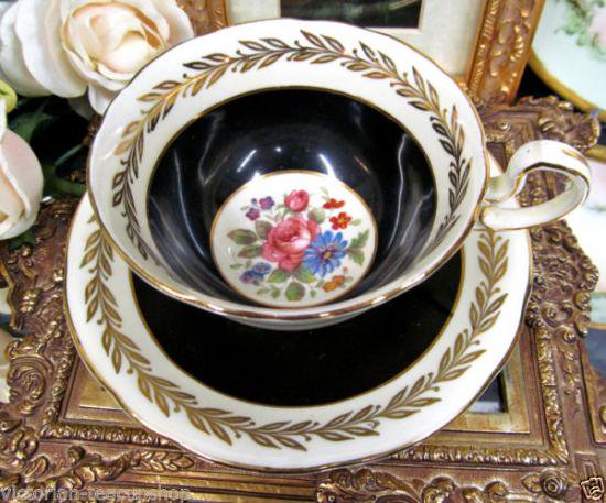 ０２６　エインズレイ　ティーカップ&ソーサー(花柄　ブラック　ゴールドのリース模様)